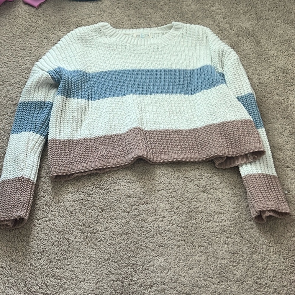 Cute sweater!!! Size Medium